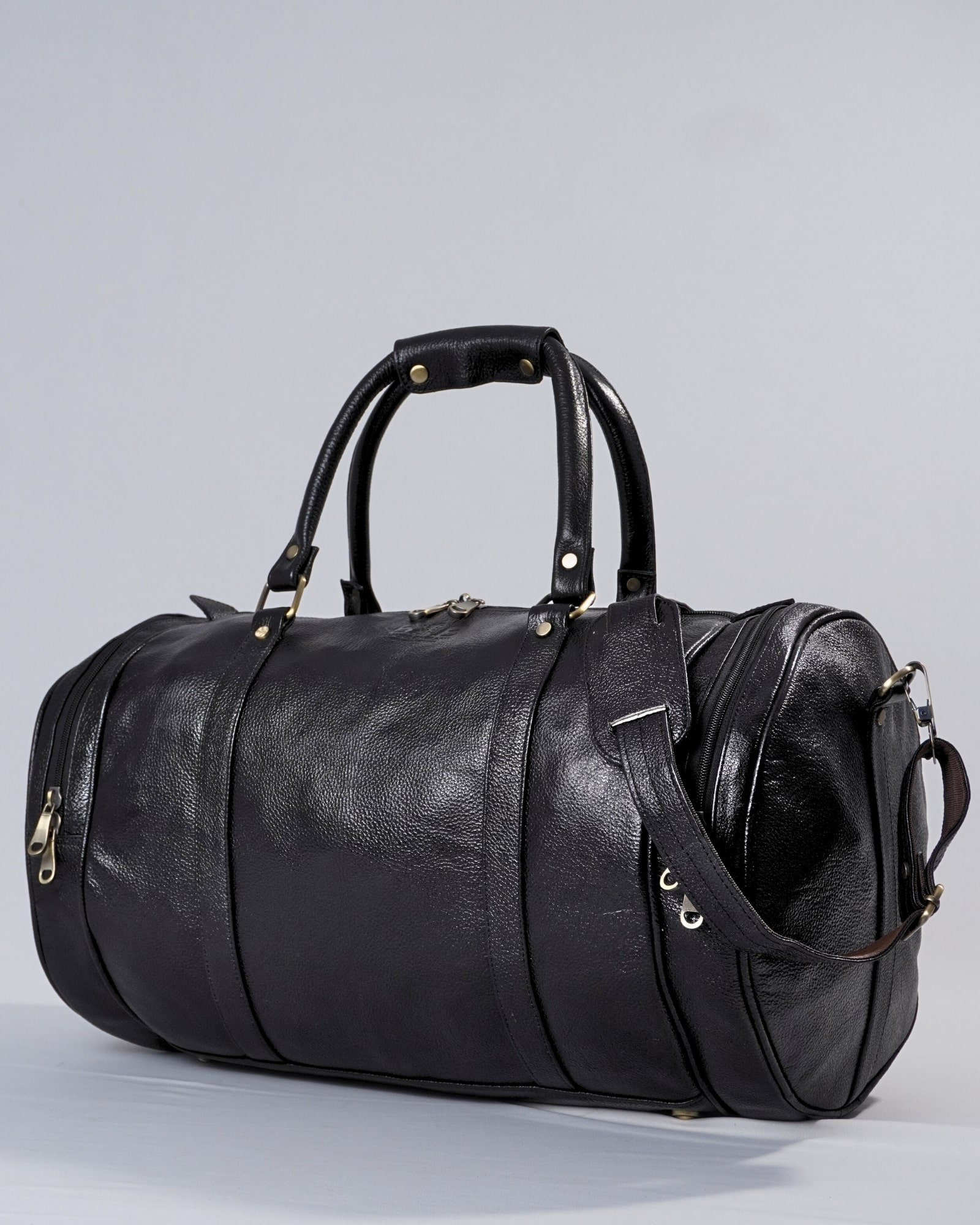 Weekender Duffle  - Original Leather Travel Bag (Black) - Image 7