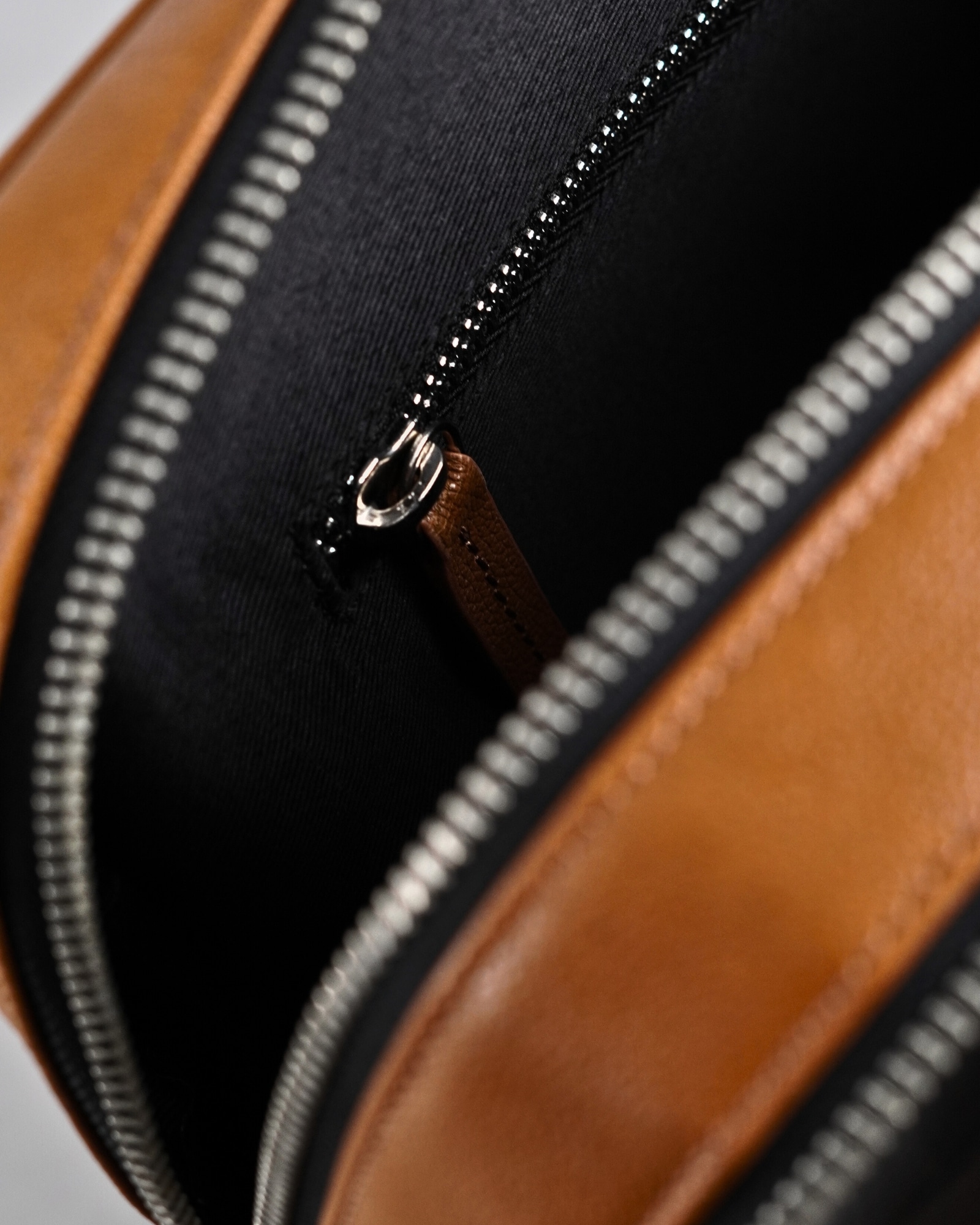 Executive Men's Original Leather Briefcase  (Rich Tan) - Image 12