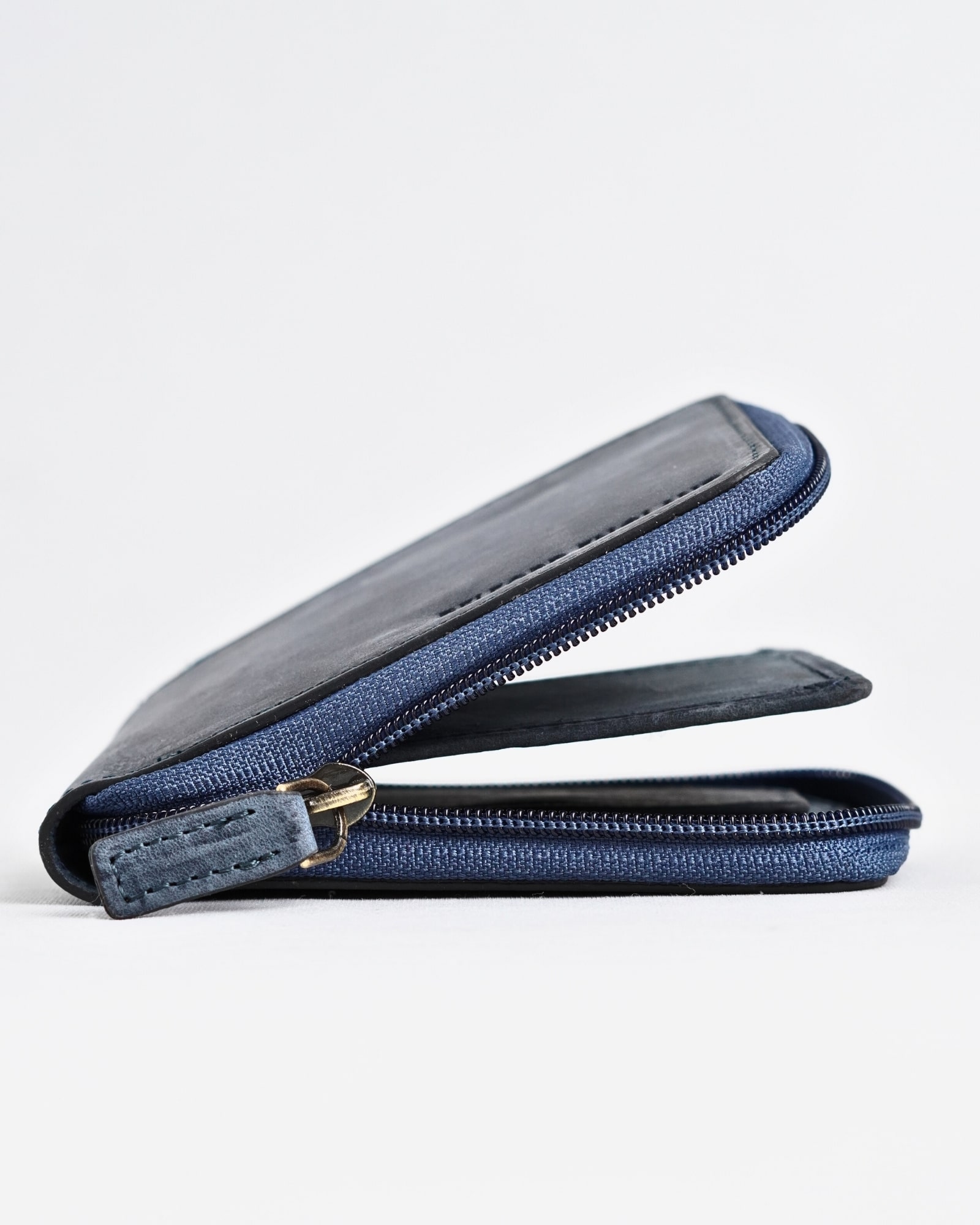 Tokyo Men’s Original Leather Zipper Wallet (Rugged Blue) - Image 3